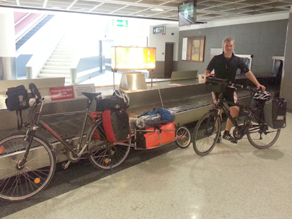 Daniel mit Räder im Flughafen